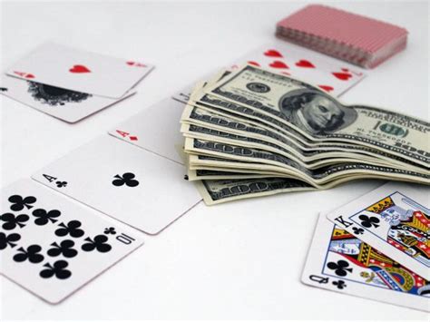 Se castiga bani la poker online